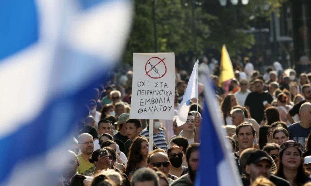 Θεσσαλονίκη: Αρνητές του εμβολιασμού στήνουν αντίσκηνα έξω από το δημαρχείο